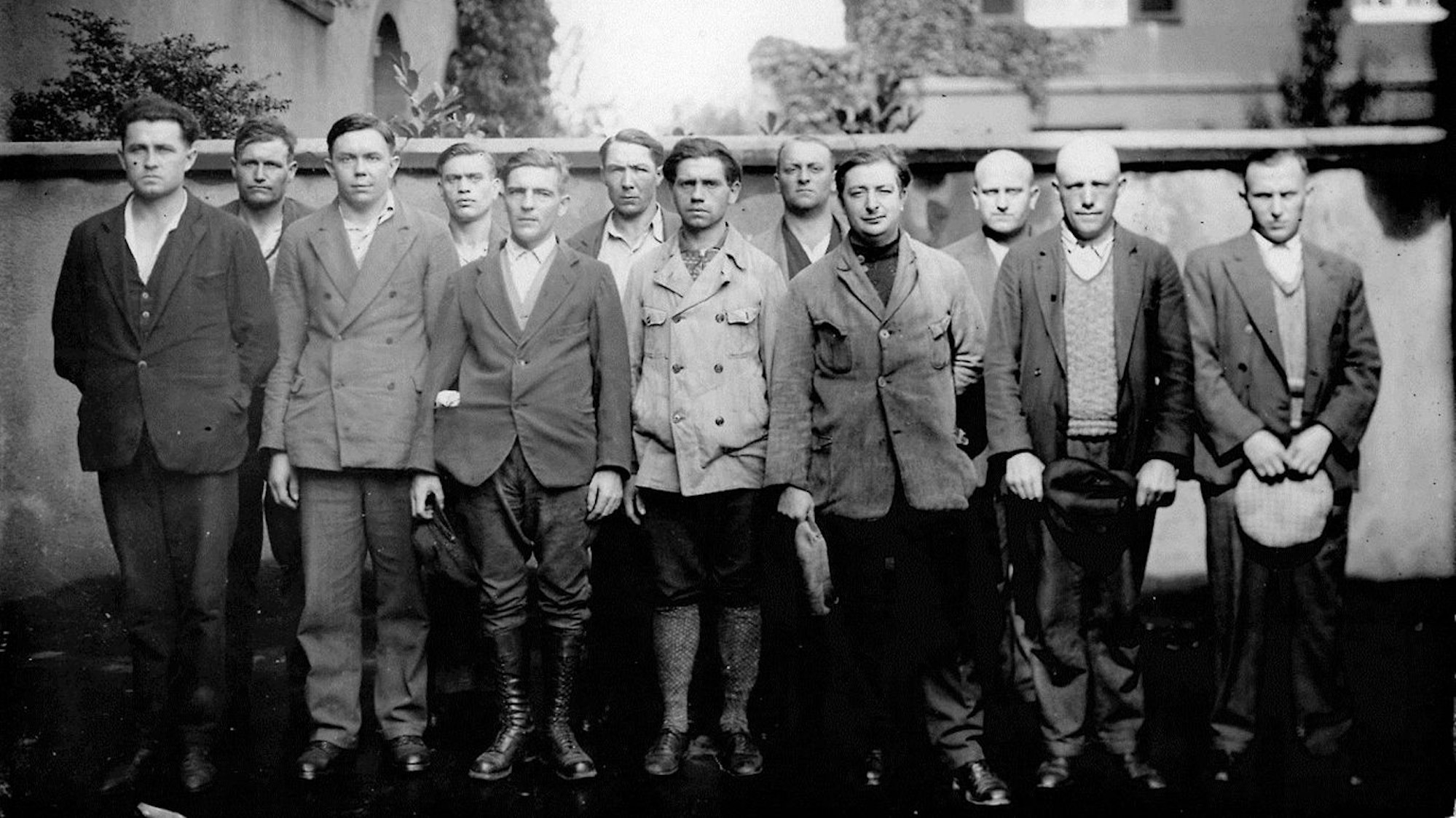 Auf dem Foto sind einige der 1933 Festgenommenen zu sehen.