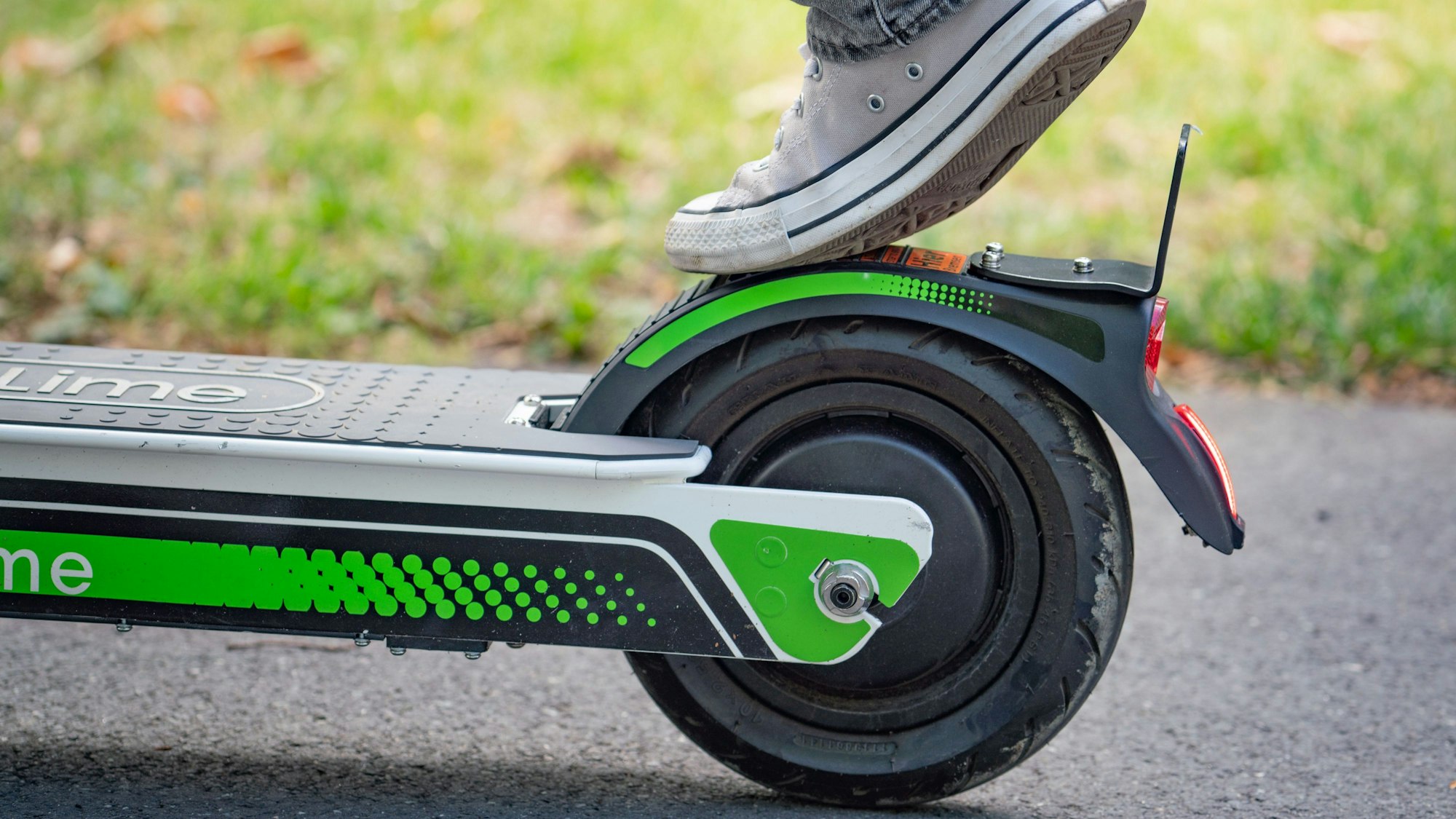 Das Bild zeigt einen E-Scooter.