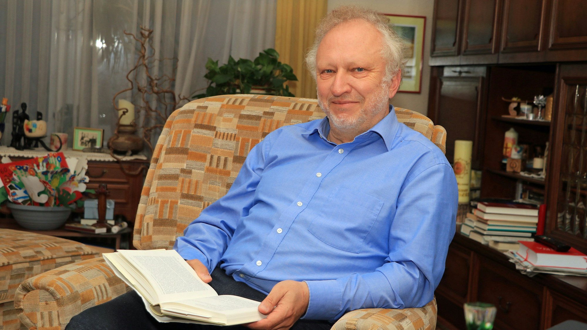 Auf dem Bild ist Pfarrer Christof Dürig zu sehen.