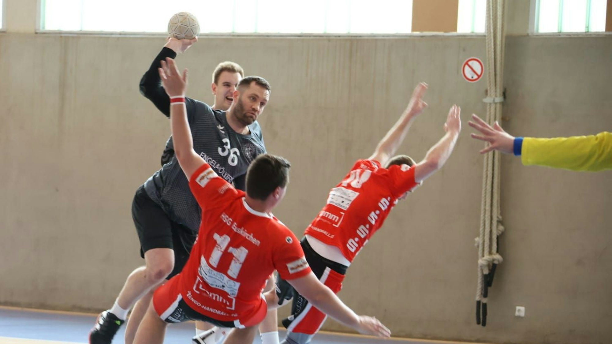 Daniel Schüller will werfen, wird aber daran gehindert.