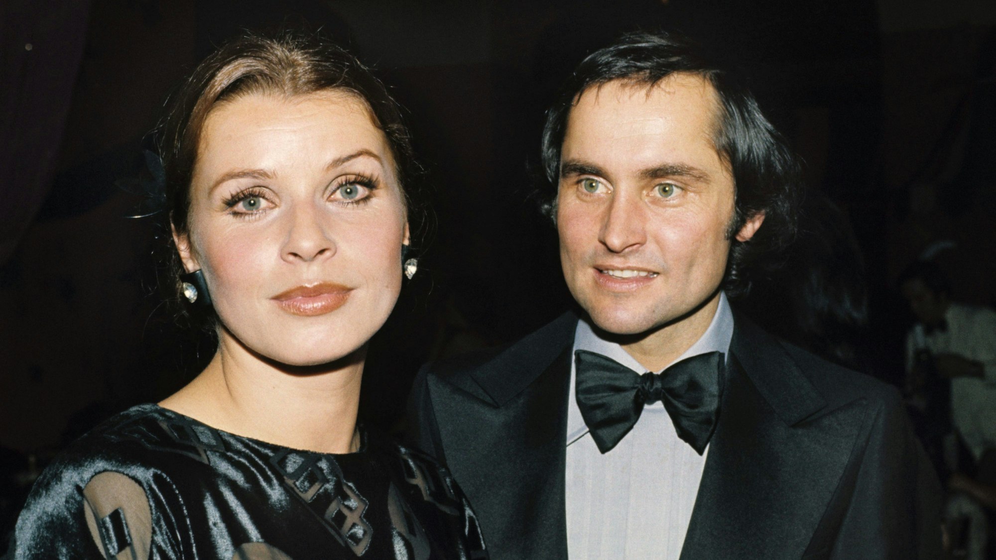 Die österreichische Schauspielerin Senta Berger mit ihrem Ehemann, dem Arzt und Regisseur Michael Verhoeven auf dem SPIO-Filmball 1979.