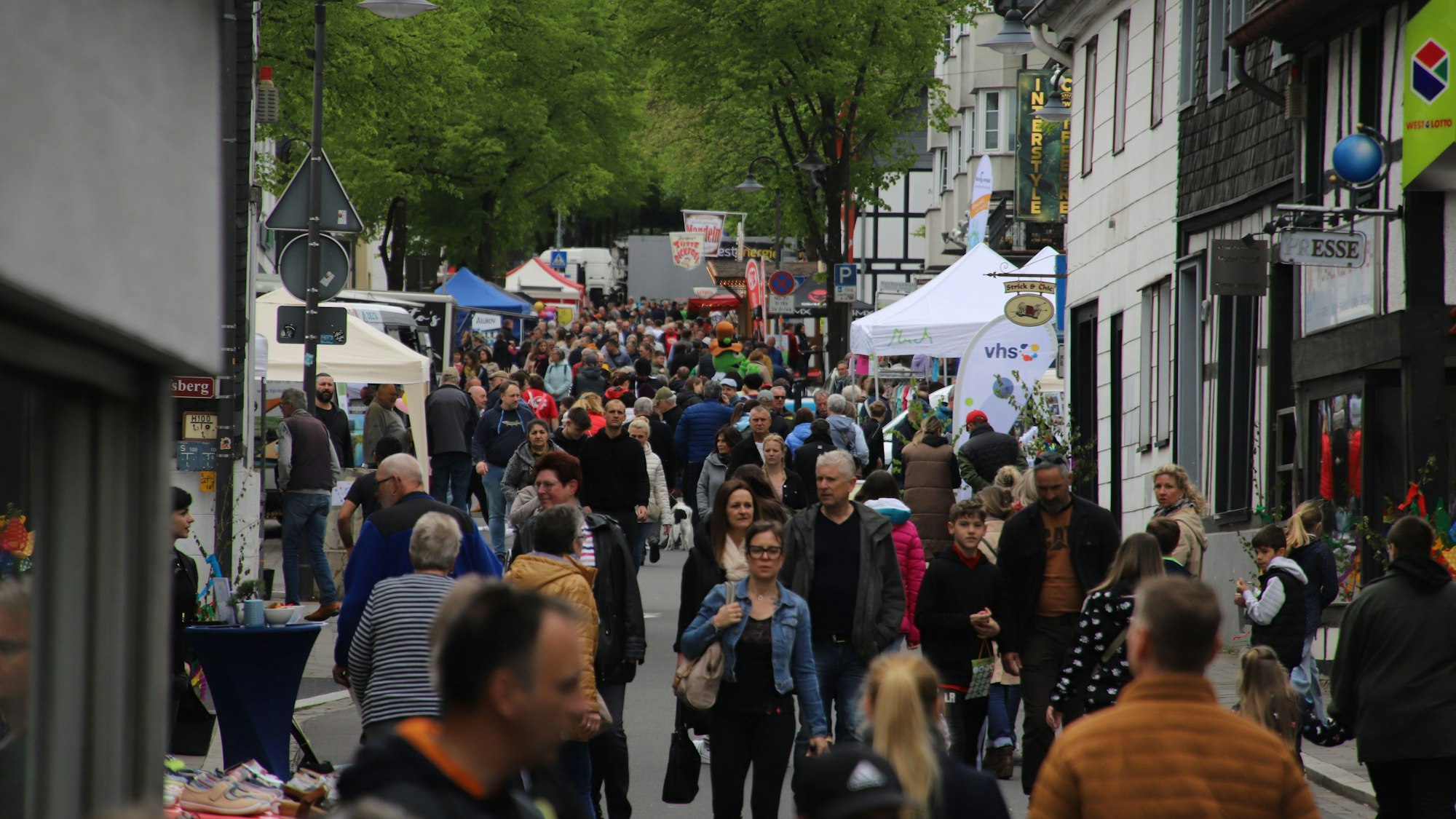 Viele Besucher gehen beim Mucher Frühling über die Hauptstraße.
