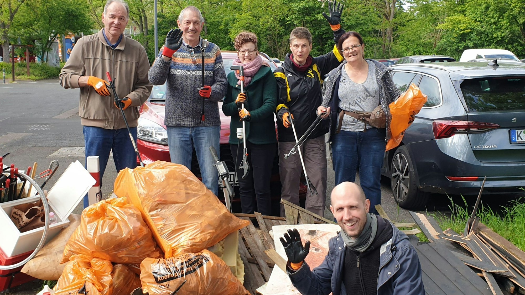 Einige der freiwilligen Helfer der Aktion am Sammelplatz.