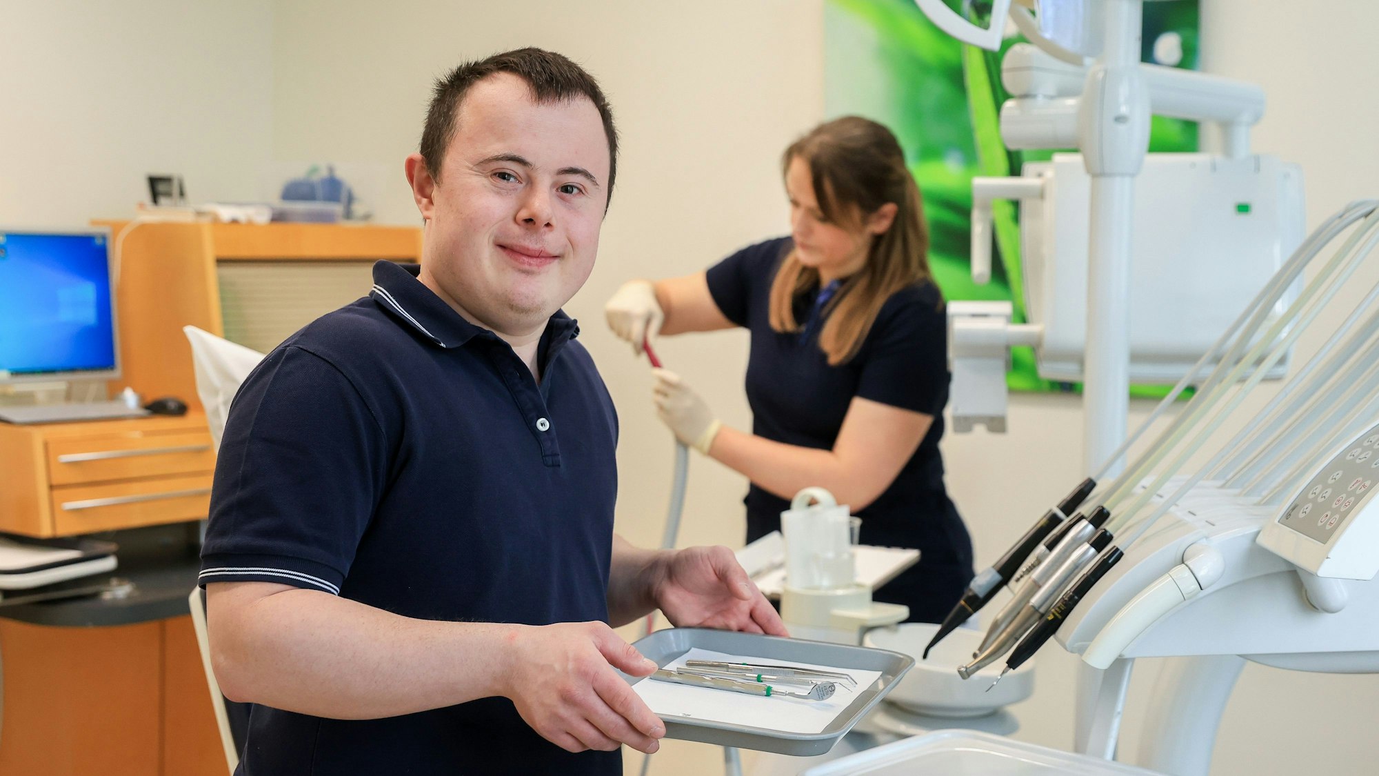 Dennis Meurer in einer Kölner Zahnarztpraxis.
Im Bild im Hintergrund seine Patin Yvonne Gülden.