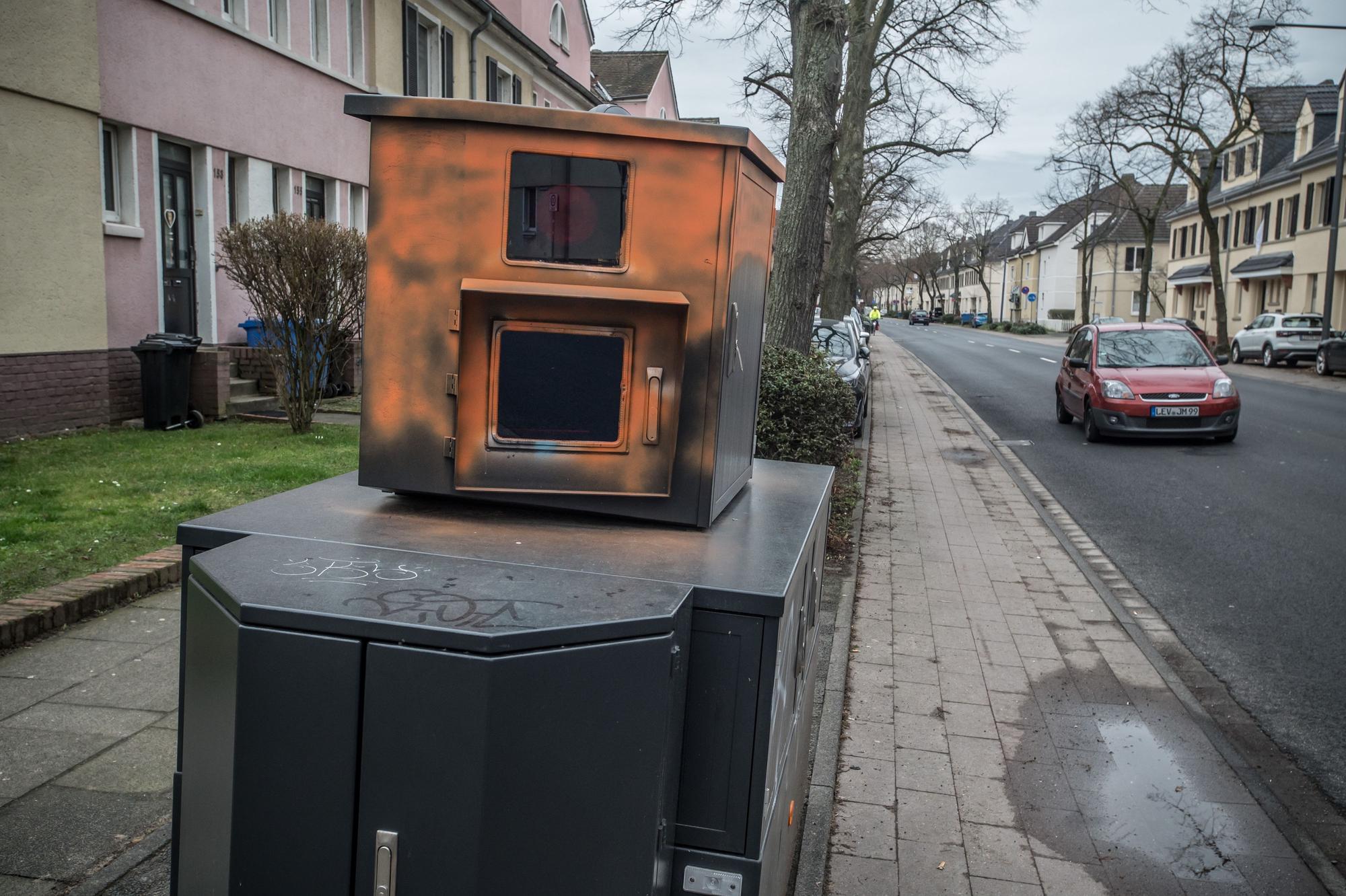 Eine angesprühte mobile Geschwindigkeitsmessanlage an der Rathenaustraße.