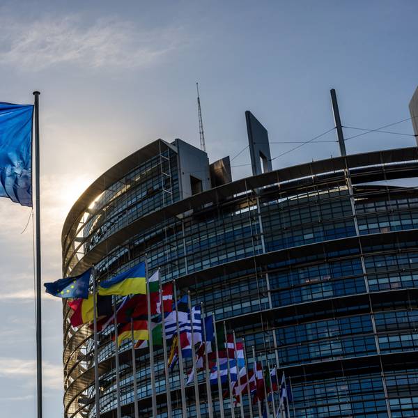 Die Flaggen der Europäischen Union, der Ukraine und weiterer Mitgliedsstaaten wehen vor dem Gebäude des Europäischen Parlaments in Straßburg.