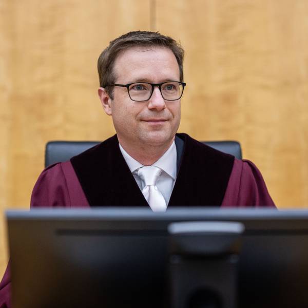 Münster: Bei der Fortsetzung im Berufungsverfahren um den Streit der Einstufung der AfD durch den Verfassungsschutz, sitzt der Vorsitzende Richter am OVG Gerald Buck im Oberverwaltungsgericht.
