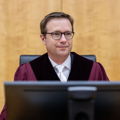 Münster: Bei der Fortsetzung im Berufungsverfahren um den Streit der Einstufung der AfD durch den Verfassungsschutz, sitzt der Vorsitzende Richter am OVG Gerald Buck im Oberverwaltungsgericht.