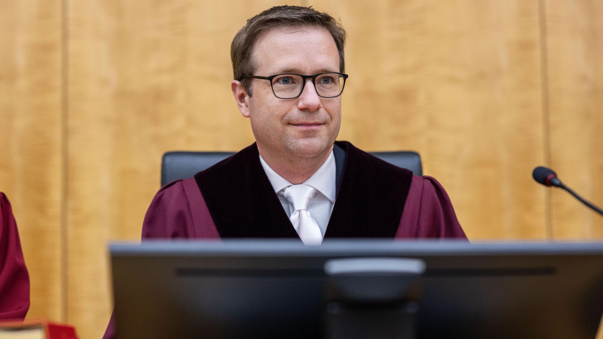 Münster: Bei der Fortsetzung im Berufungsverfahren um den Streit der Einstufung der AfD durch den Verfassungsschutz, sitzt der Vorsitzende Richter am OVG Gerald Buck im Oberverwaltungsgericht.