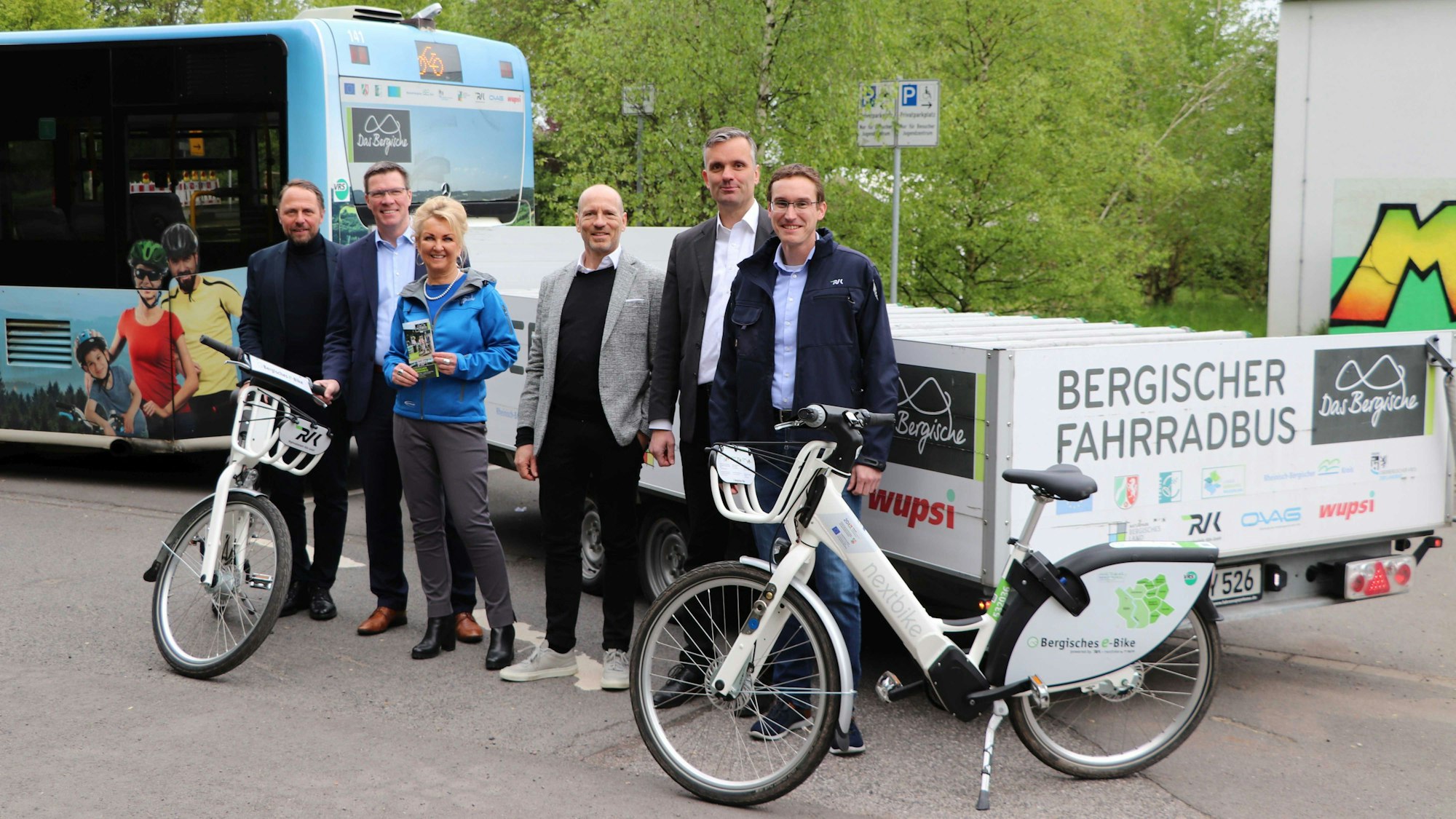 Offizielle Fahrradbus-Saisoneröffnung mit Vertreterinnen und Vertretern aus Politik, Verwaltung, ÖPNV und Wirtschaft.