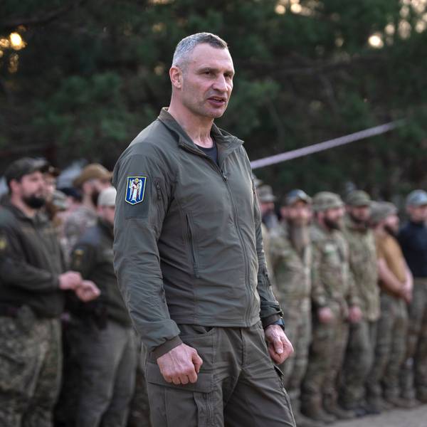 Der Bürgermeister von Kiew, Vitali Klitschko, spricht zu Soldaten der ukrainischen Nationalgarde (Symbolbild). Wolodymyr Selenskyj hat offenbar kein Interesse mehr, mit ihm zu reden.