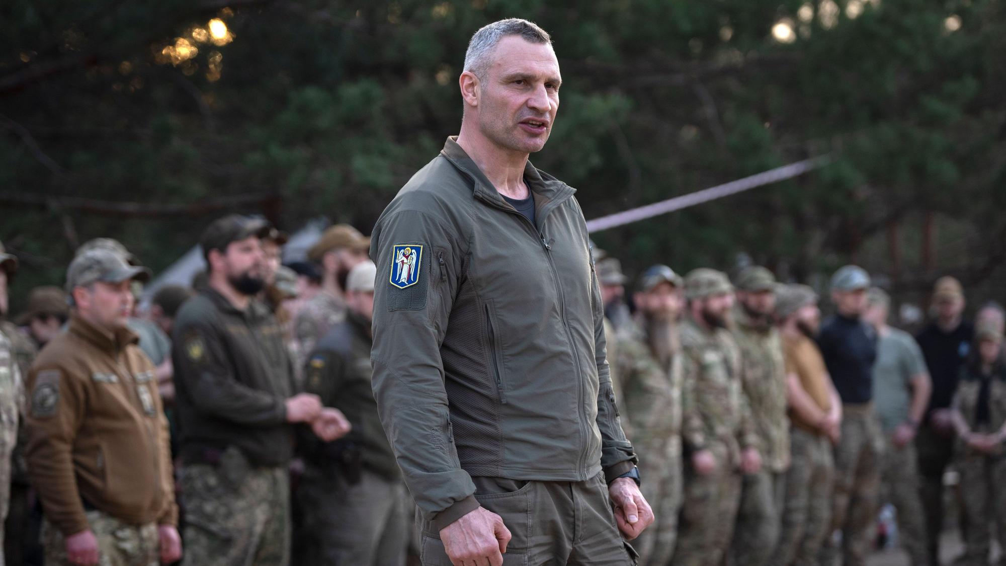 Der Bürgermeister von Kiew, Vitali Klitschko, spricht zu Soldaten der ukrainischen Nationalgarde (Symbolbild). Wolodymyr Selenskyj hat offenbar kein Interesse mehr, mit ihm zu reden.
