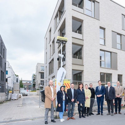 Bei der Feierstunde segnete Michele Lionetti, Gemeindepfarrer des katholischen Verbands Nippes/Bilderstöckchen, das Gebäude ein.