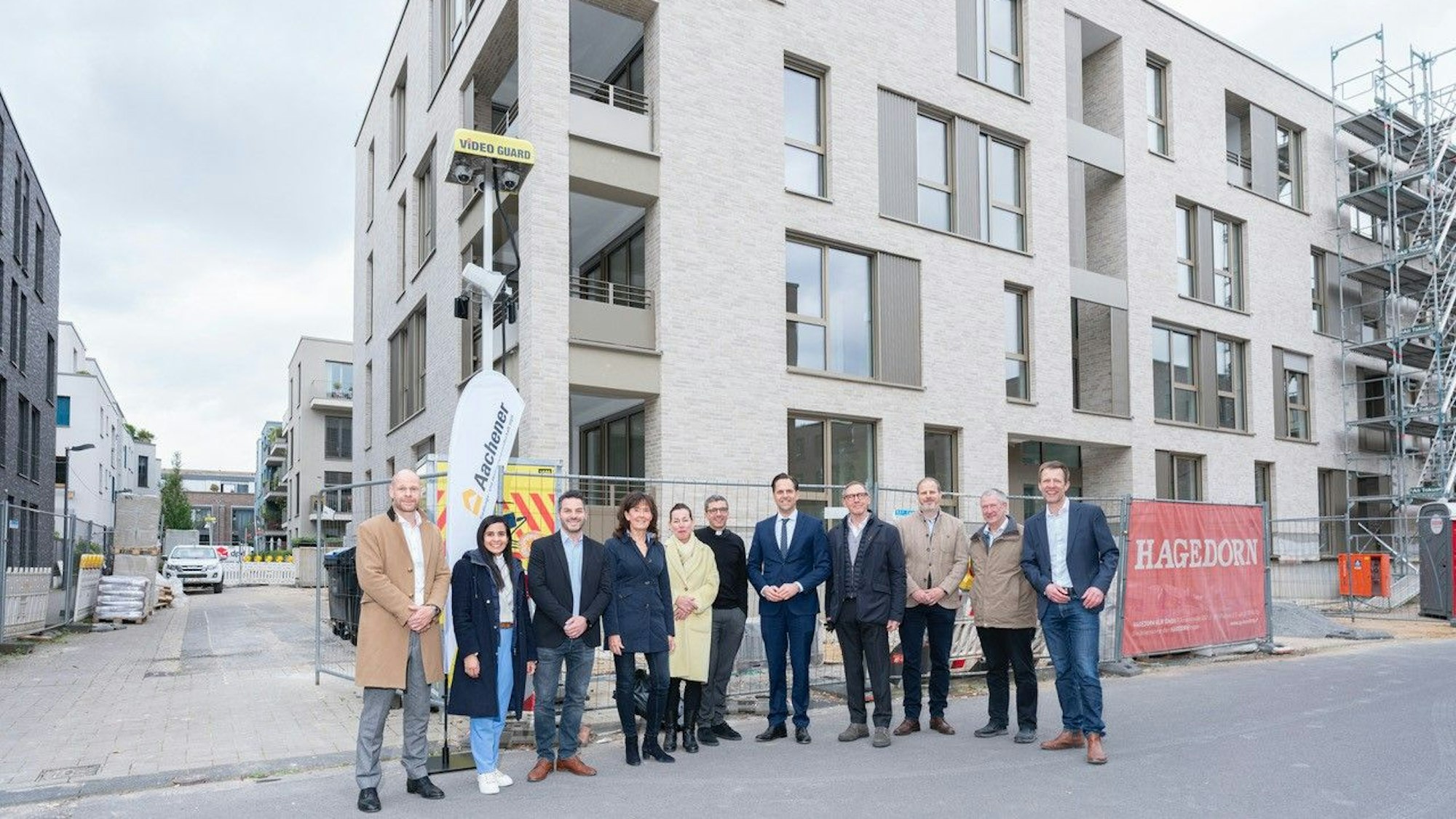 Bei der Feierstunde segnete Michele Lionetti, Gemeindepfarrer des katholischen Verbands Nippes/Bilderstöckchen, das Gebäude ein.