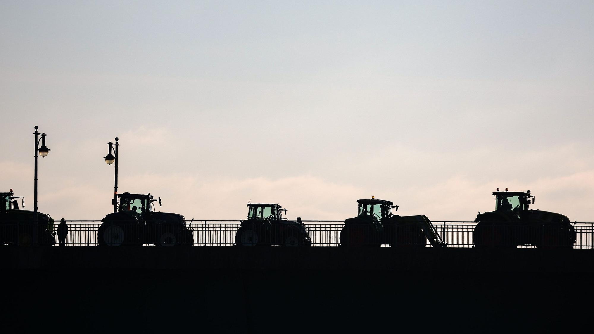 Landwirte blockieren mit Traktoren eine Brücke in Sachsen.