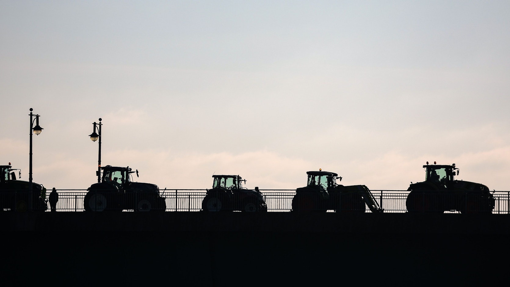 Landwirte blockieren mit Traktoren eine Brücke in Sachsen.