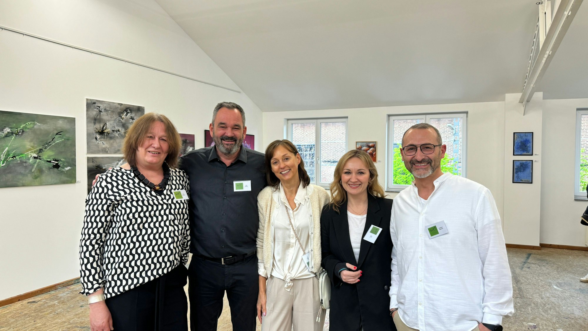 Fünf Künstlerinnen und Künstler der Kunstgemeinschaft „Art4“ stellten ihre Werke aus: Petra Emmerich (v.l.), Ulrik Dietzler, Elke Driftmeier, Maja Fischer und Cristofero Speranza.