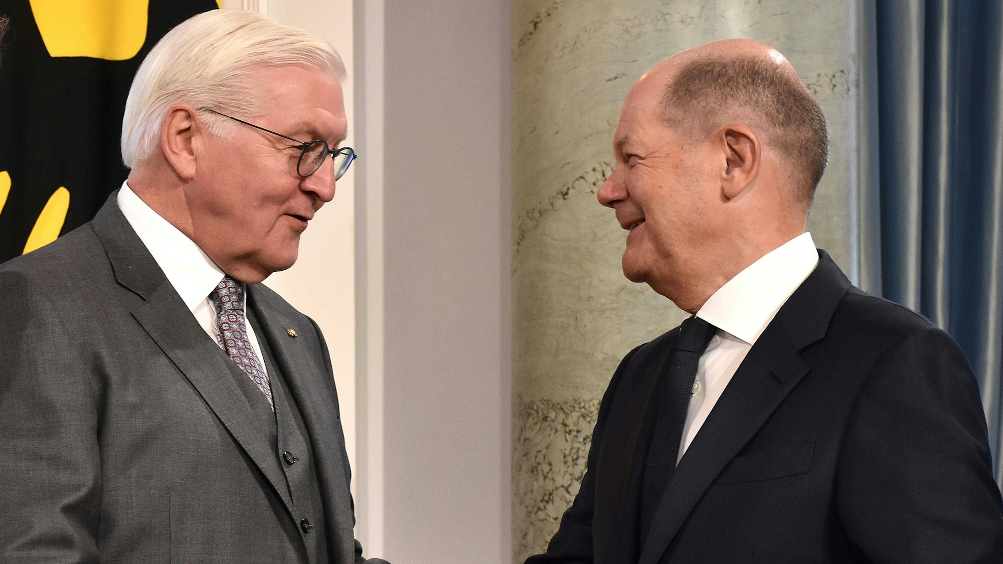 Bundespräsident Frank-Walter Steinmeier und Bundeskanzler Olaf Scholz im Schloss Bellevue. (Archivbild)