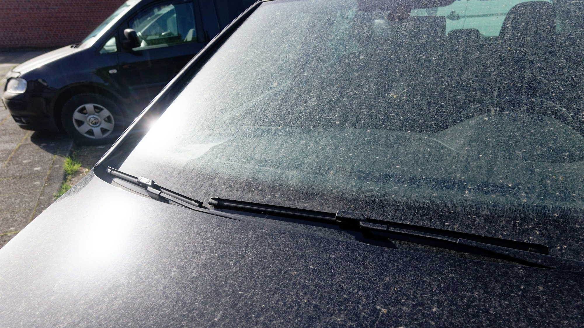 Saharstaub bedeckt nach einem Schauer die Oberfläche eines Autos. (Symbolbild)