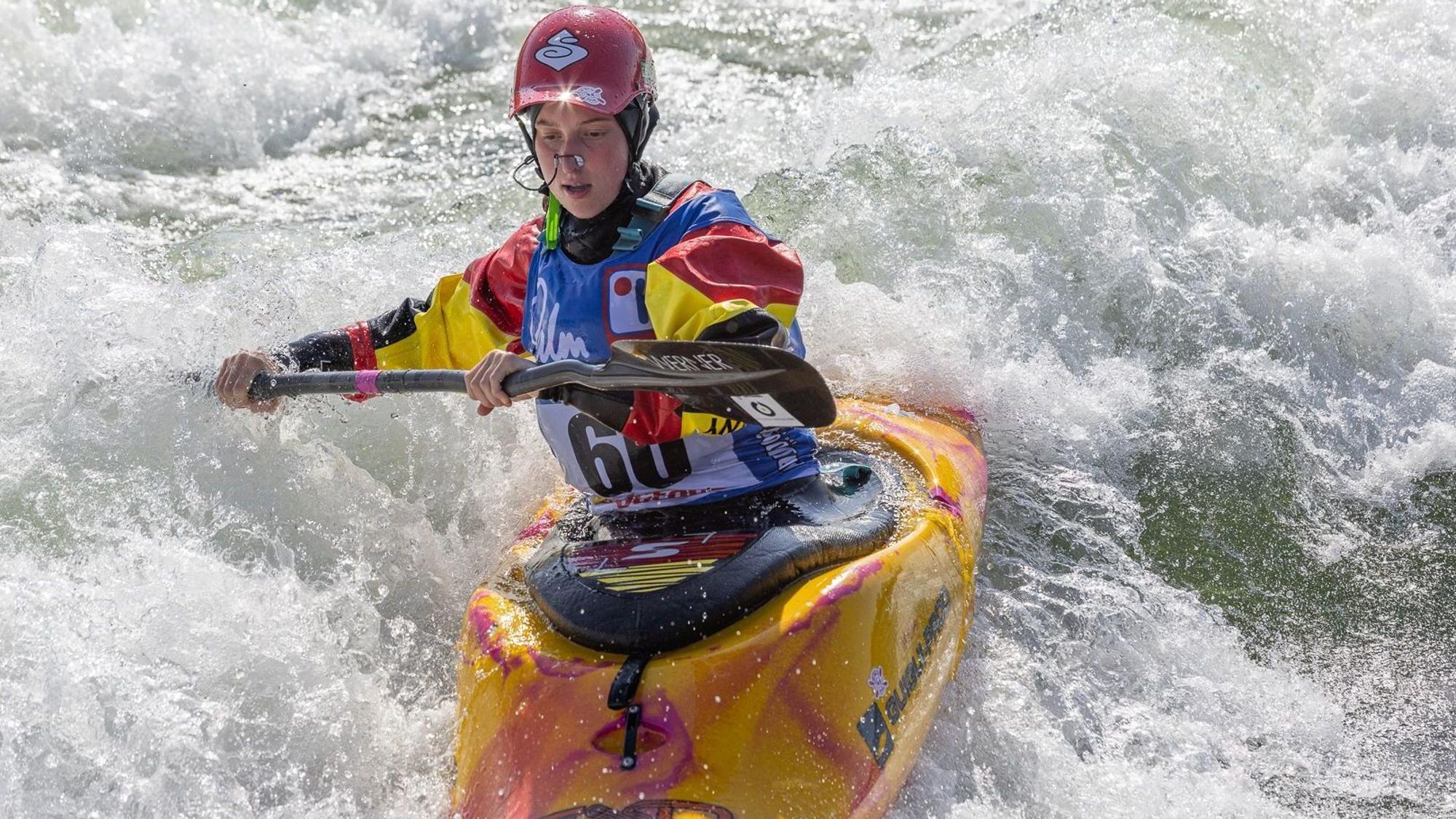 Kanutin Naya Daruwala aus Köln-Porz bei der Deutschen Meisterschaft im Kanu-Freestyle in der Klasse K1.