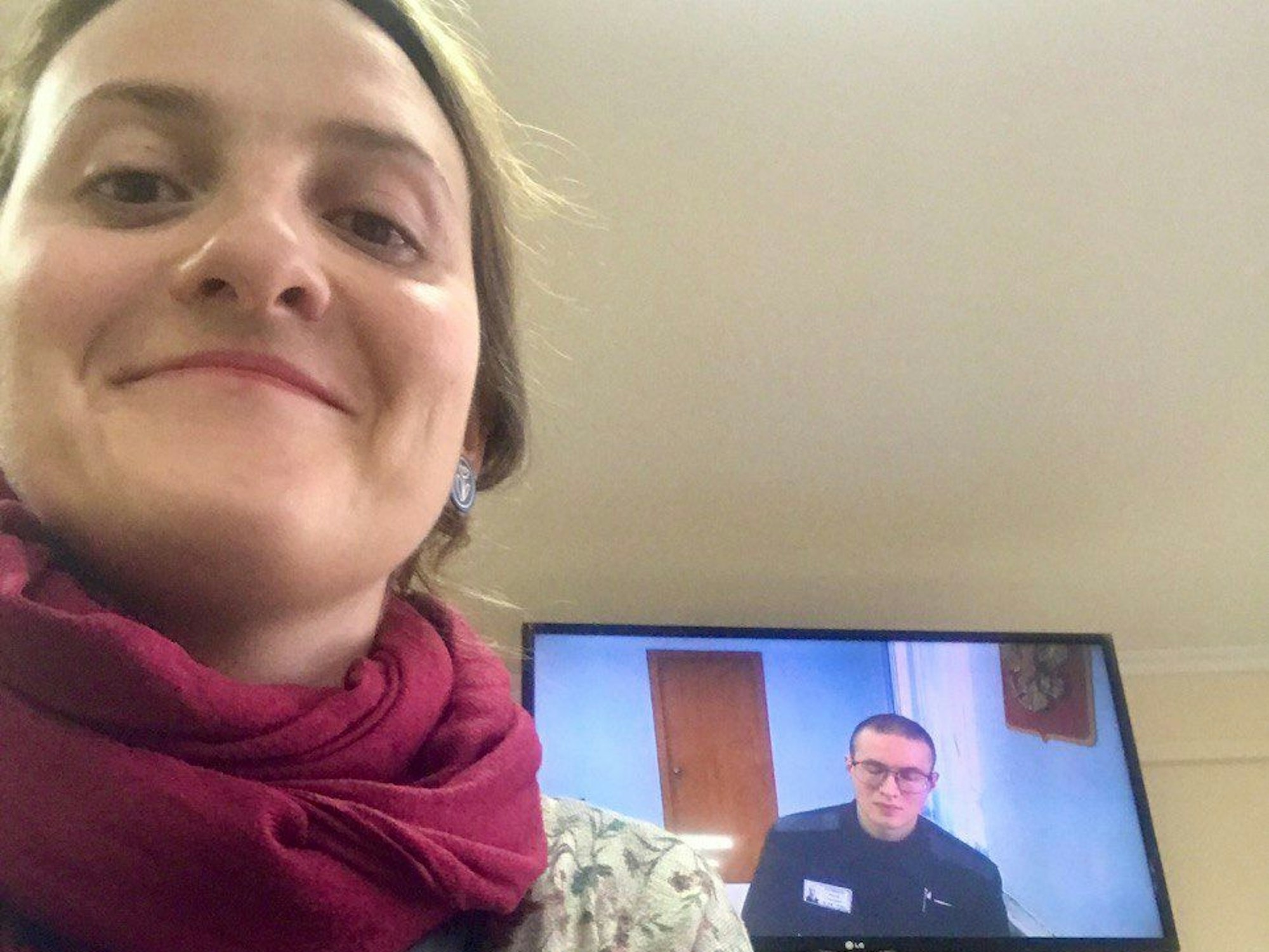 Evgenia Kulakova im Gerichtssaal. Im Hintergrund ist auf einem Bildschirm ihr Geliebter Viktor Filinkov zu sehen.