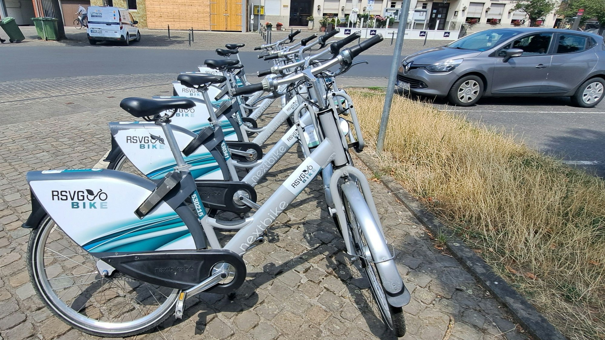 Sogenannte RSVG-Bikes stehen an einer Ausleihstation in Niederkassel-Rheidt.