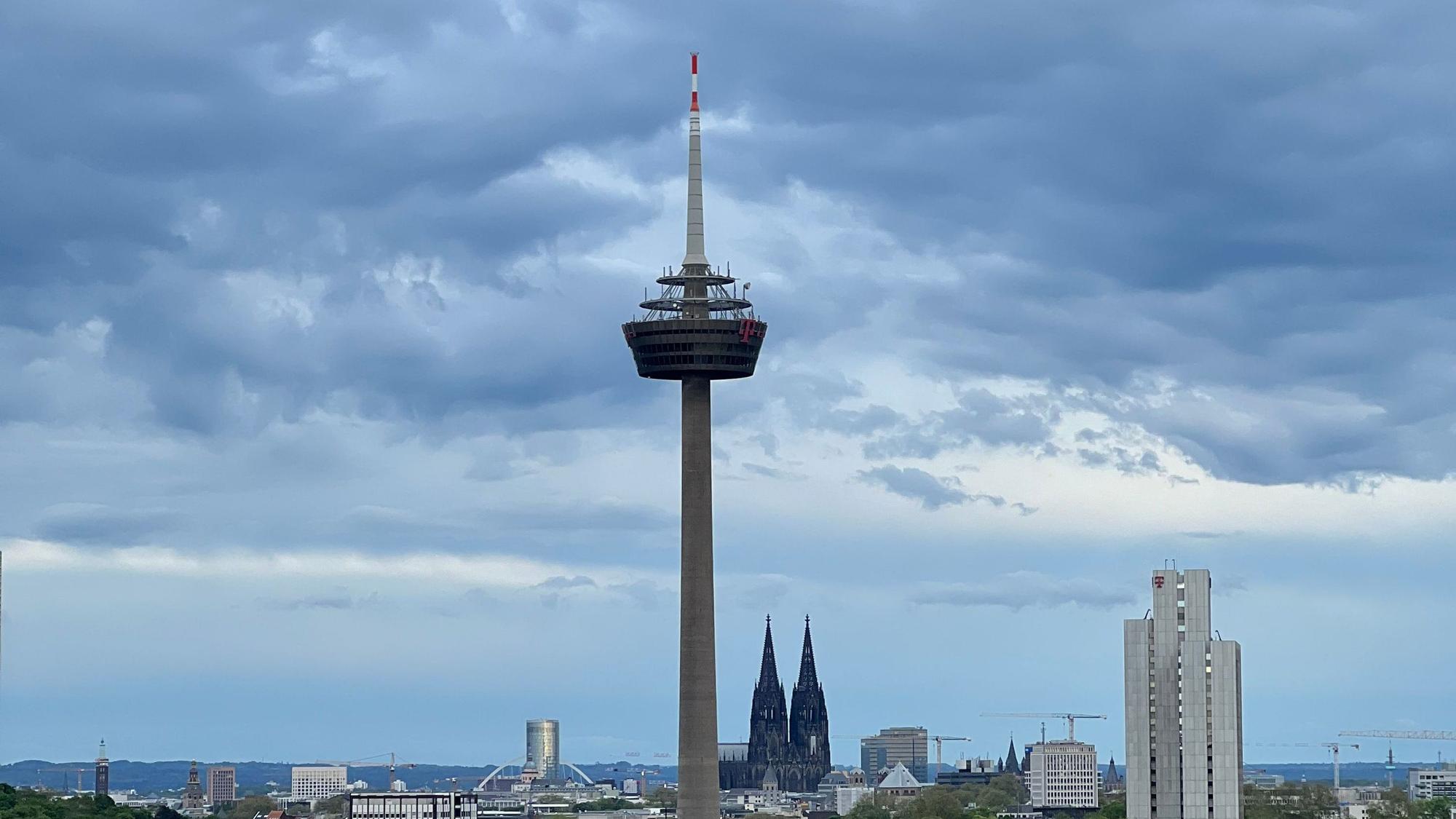 Ein Blick auf den Colonius und den Kölner Dom.