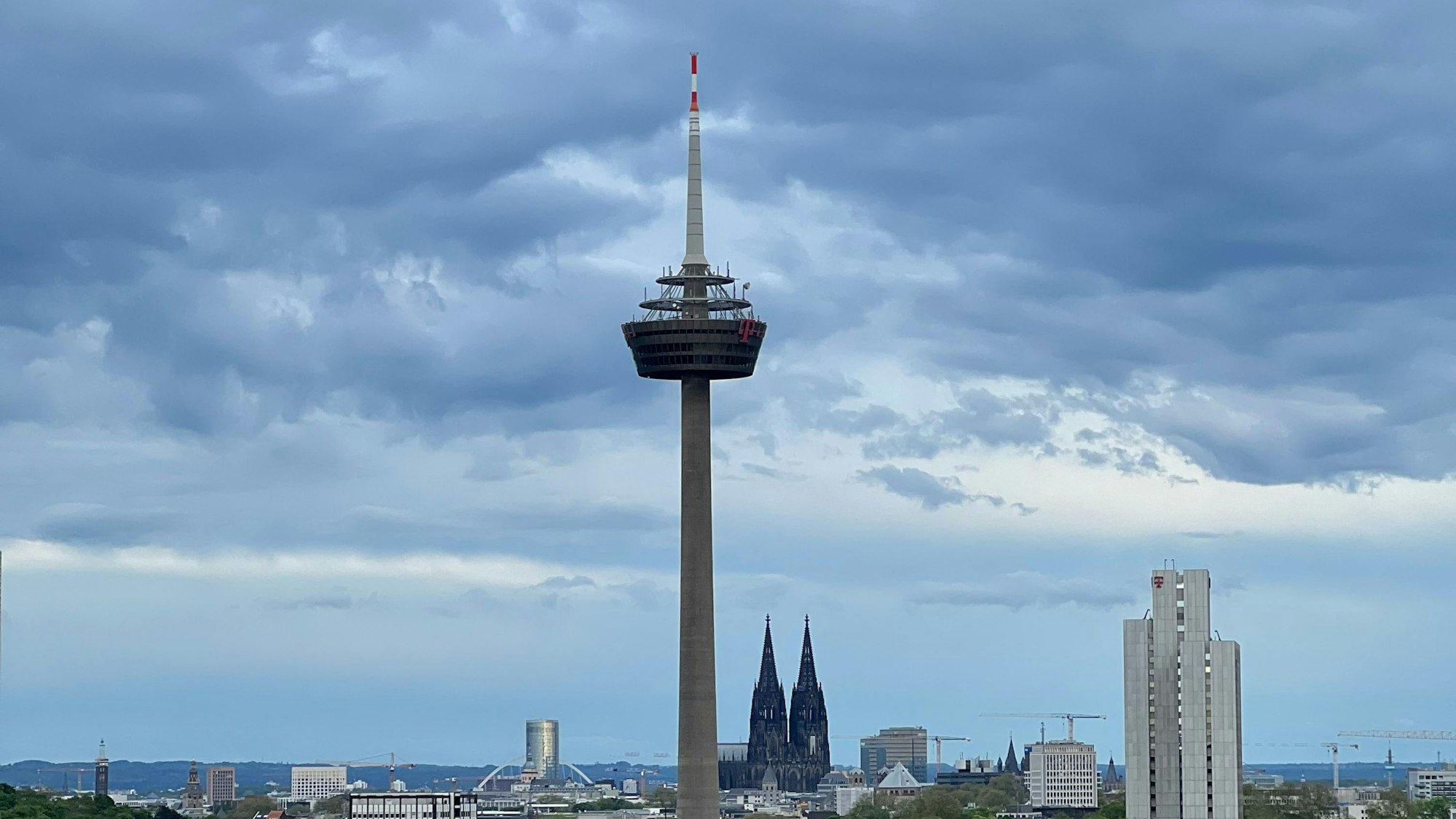 Ein Blick auf den Colonius und den Kölner Dom.