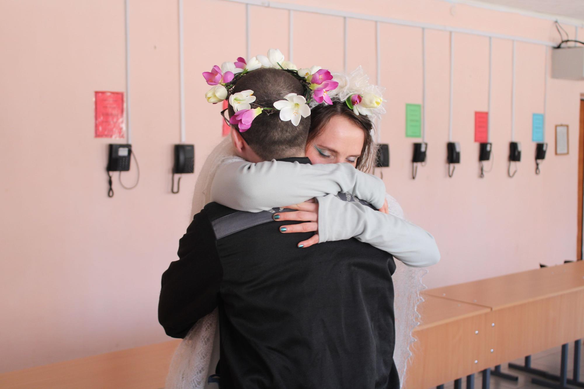 Evgenia Kulakova umarmt Viktor Filinkov bei der Hochzeit im Gefängnis.