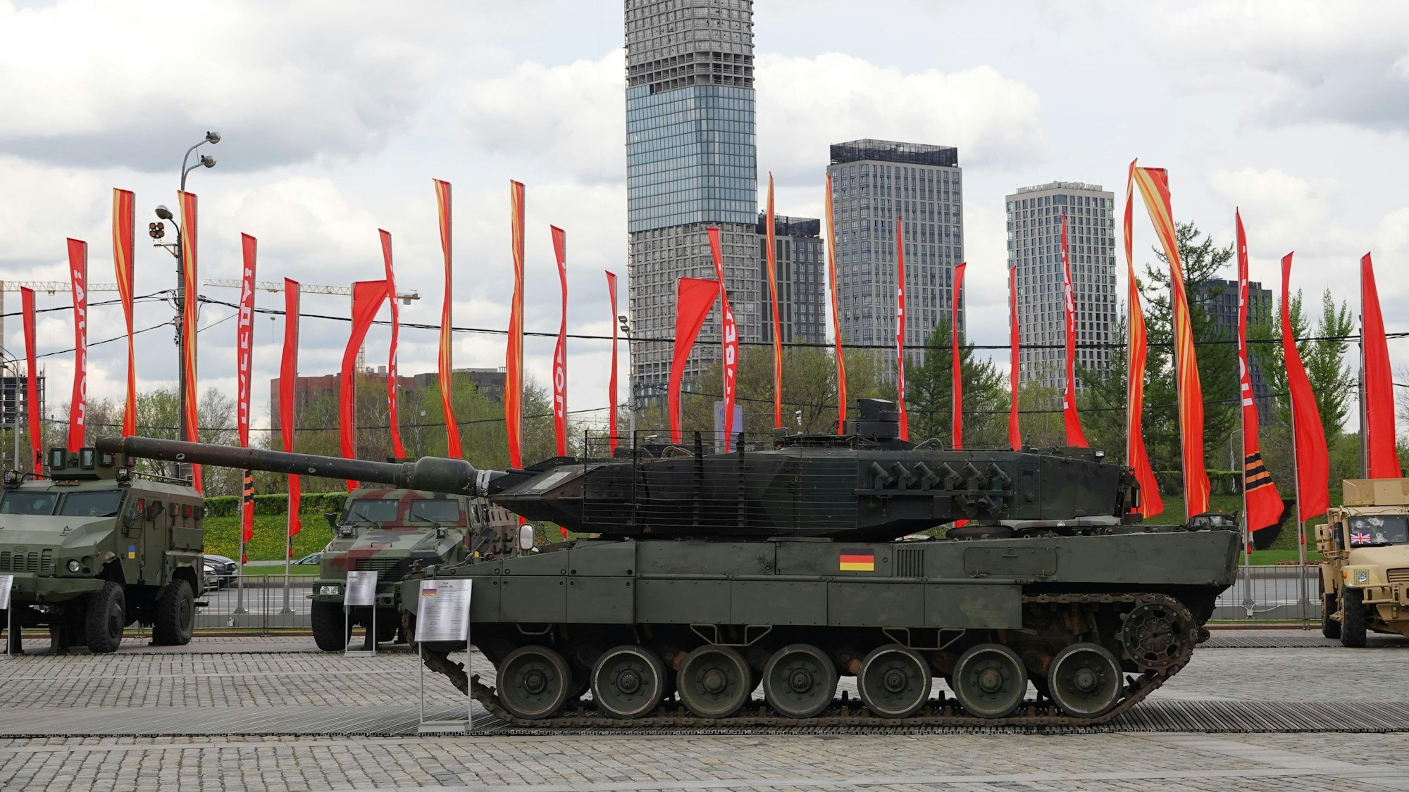 Ein nach russischen Angaben in der Ukraine erbeuteter deutscher Leopard-2-Kampfpanzer wird bei der Kriegstrophäen-Schau in Moskau gezeigt.