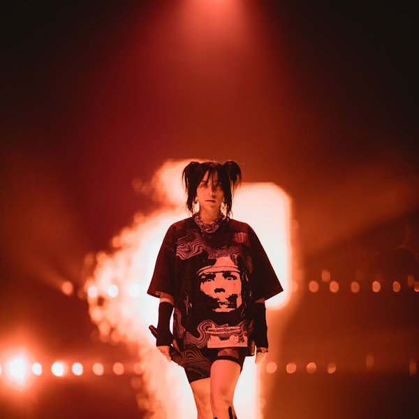 Billie Eilish auf der Bühne bei einem Konzert in der Kölner Lanxess-Arena 2022.