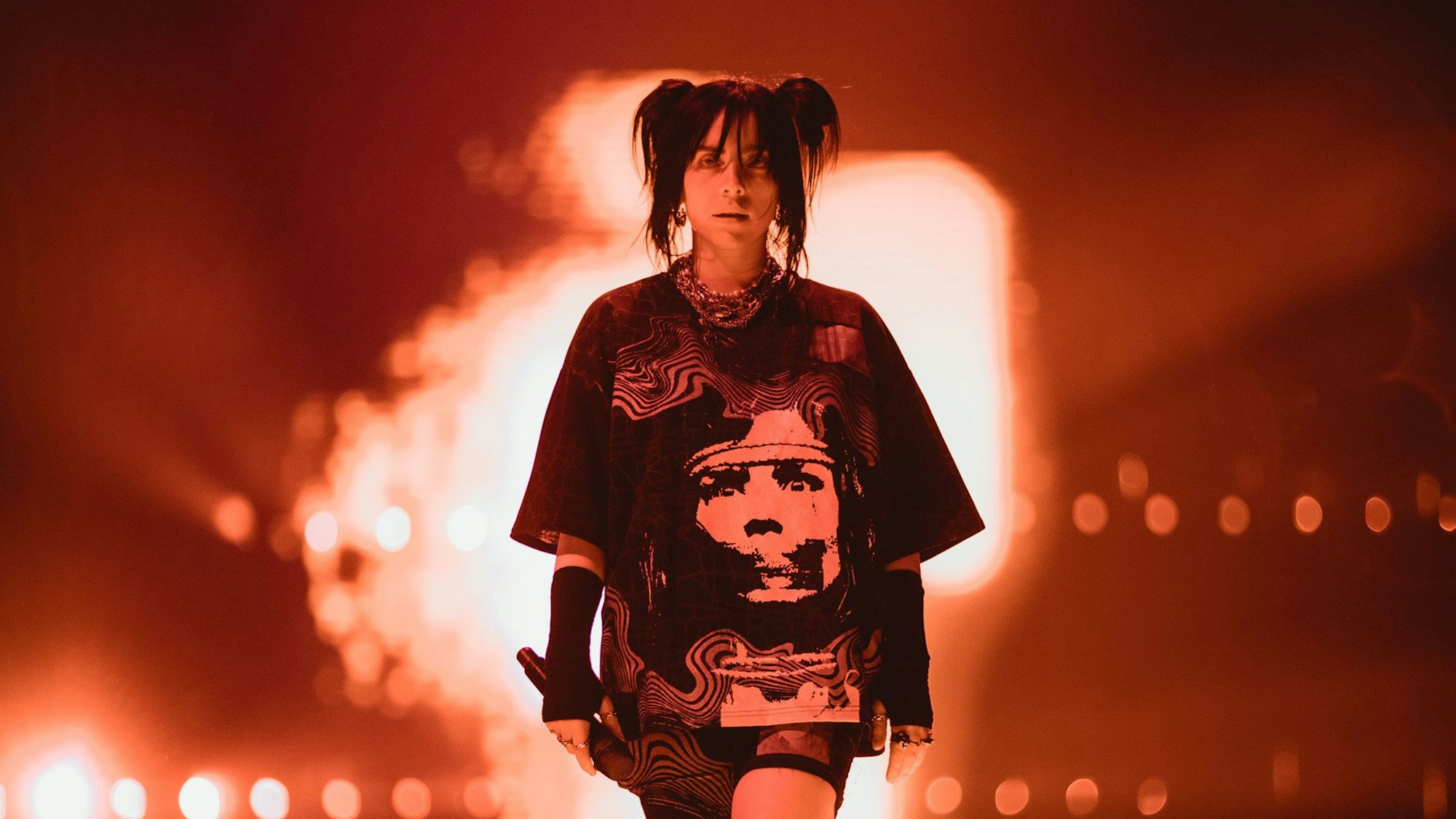 Billie Eilish auf der Bühne bei einem Konzert in der Kölner Lanxess-Arena 2022.