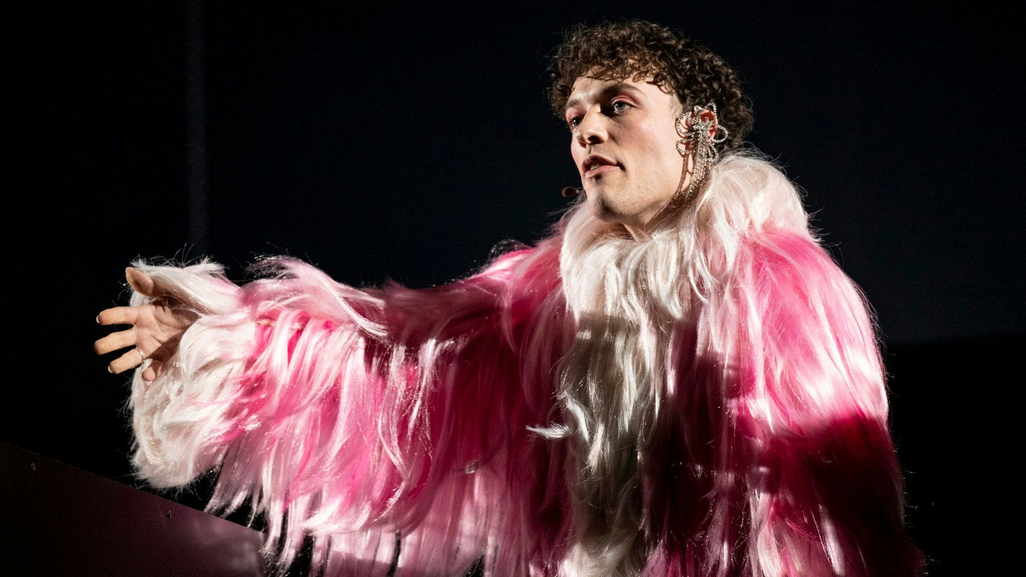 Nemo singt für die Schweiz „The Code“.