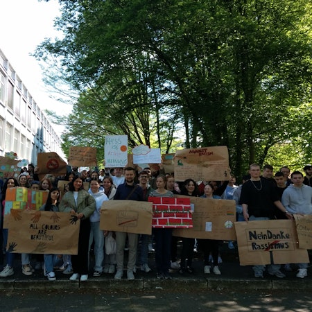 Schüler demonstrieren gegen Rassismus und Rechtsextremismus vor dem Berufskolleg für Wirtschaft und Verwaltung an der Bismarckstraße.