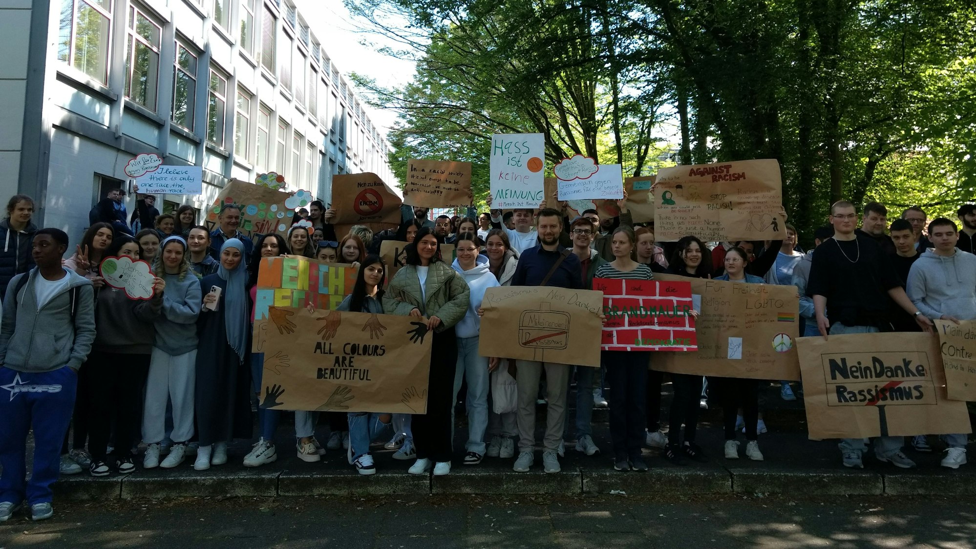 Schüler demonstrieren gegen Rassismus und Rechtsextremismus vor dem Berufskolleg für Wirtschaft und Verwaltung an der Bismarckstraße.