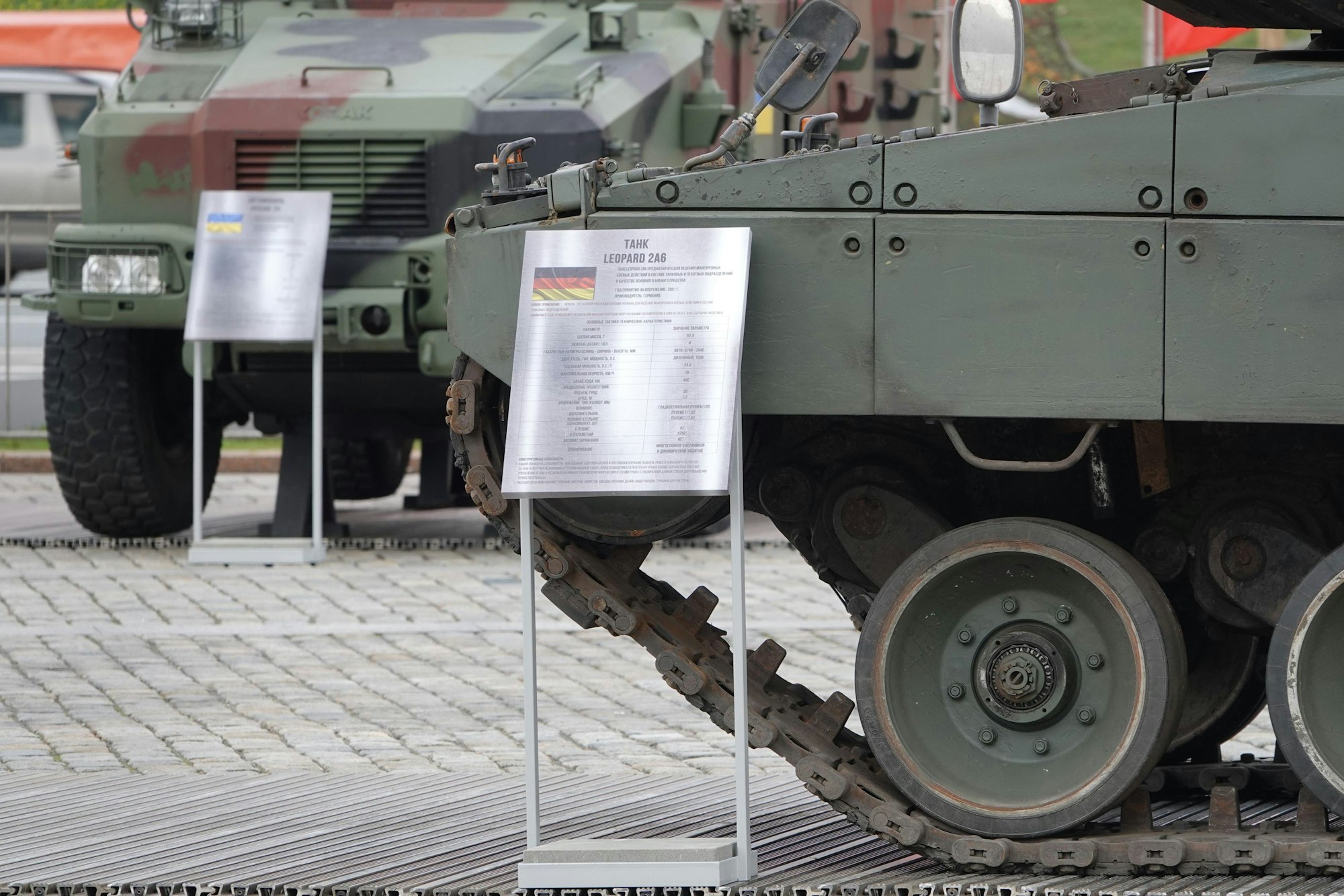 28.04.2024, Russland, Moskau: Ein nach russischen Angaben in der Ukraine erbeuteter deutscher Leopard-2-Kampfpanzer steht bei einer Schau zu Kriegstrophäen im Park Pobedy (Park des Sieges). Am 9. Mai feiert Russland den Tag des Sieges der Sowjetunion über Nazideutschland im Zweiten Weltkrieg. Die neue Ausstellung in dem Park ist dem seit mehr als zwei Jahren andauernden russischen Angriffskieg gegen die Ukraine gewidmet und soll den Siegeswillen Moskaus unterstreichen. (zu dpa: «Kriegstrophäen in Moskau: Leopard und Marder bei Ausstellung zu sehen») Foto: Ulf Mauder/dpa +++ dpa-Bildfunk +++