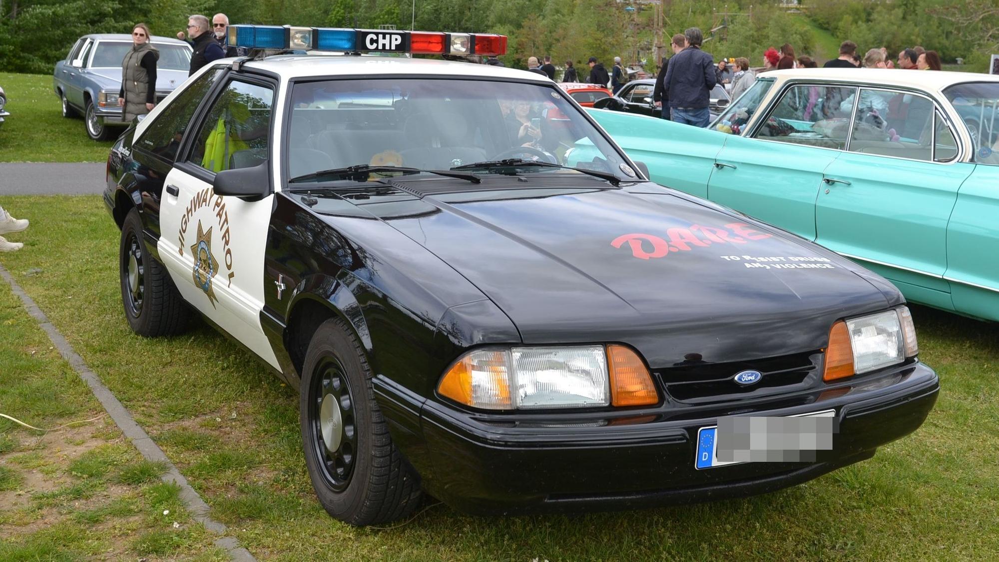 Der als Highway-Patrol lackierte und beklebte Ford Mustang.