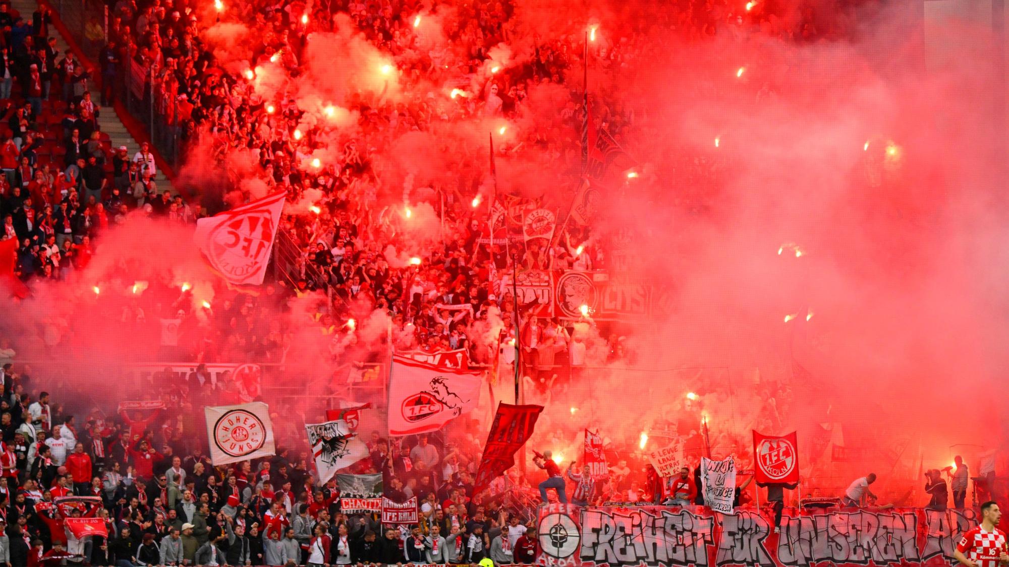 Kölner Fans zünden Pyrotechnik im Gästeblock.
