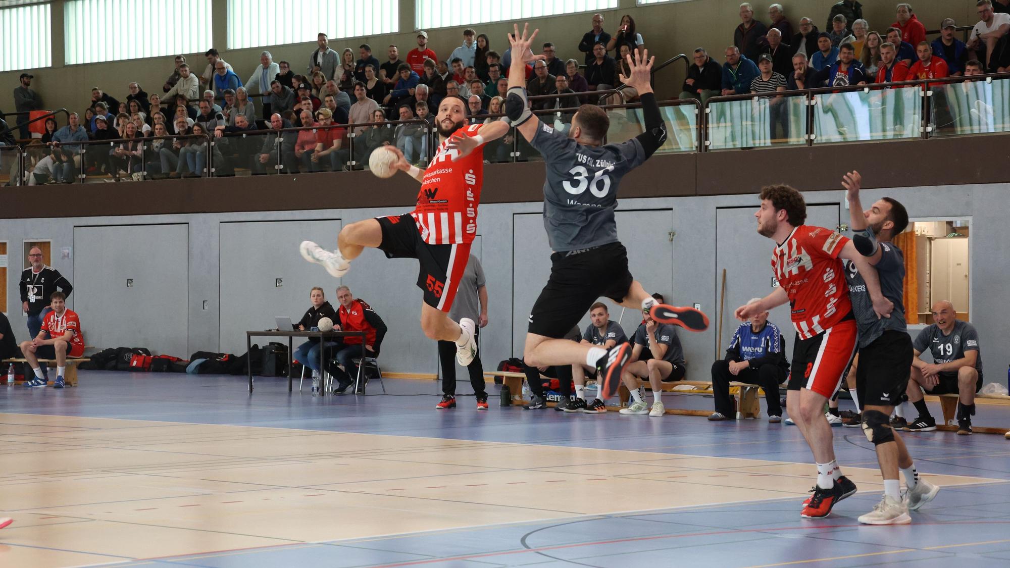 Ein Euskirchener Spieler steigt zum Sprungwurf hoch, ein Zülpicher Gegner versuch zu blocken.