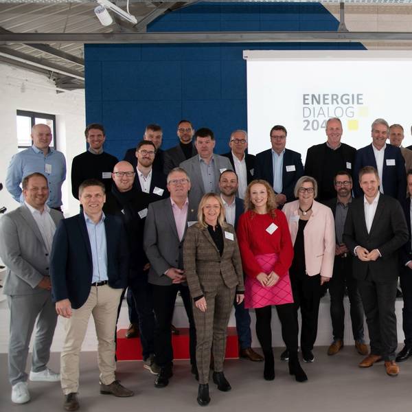 Die Teilnehmer des Energie-Dialogs haben sich zum Foto aufgestellt.