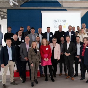 Die Teilnehmer des Energie-Dialogs haben sich zum Foto aufgestellt.