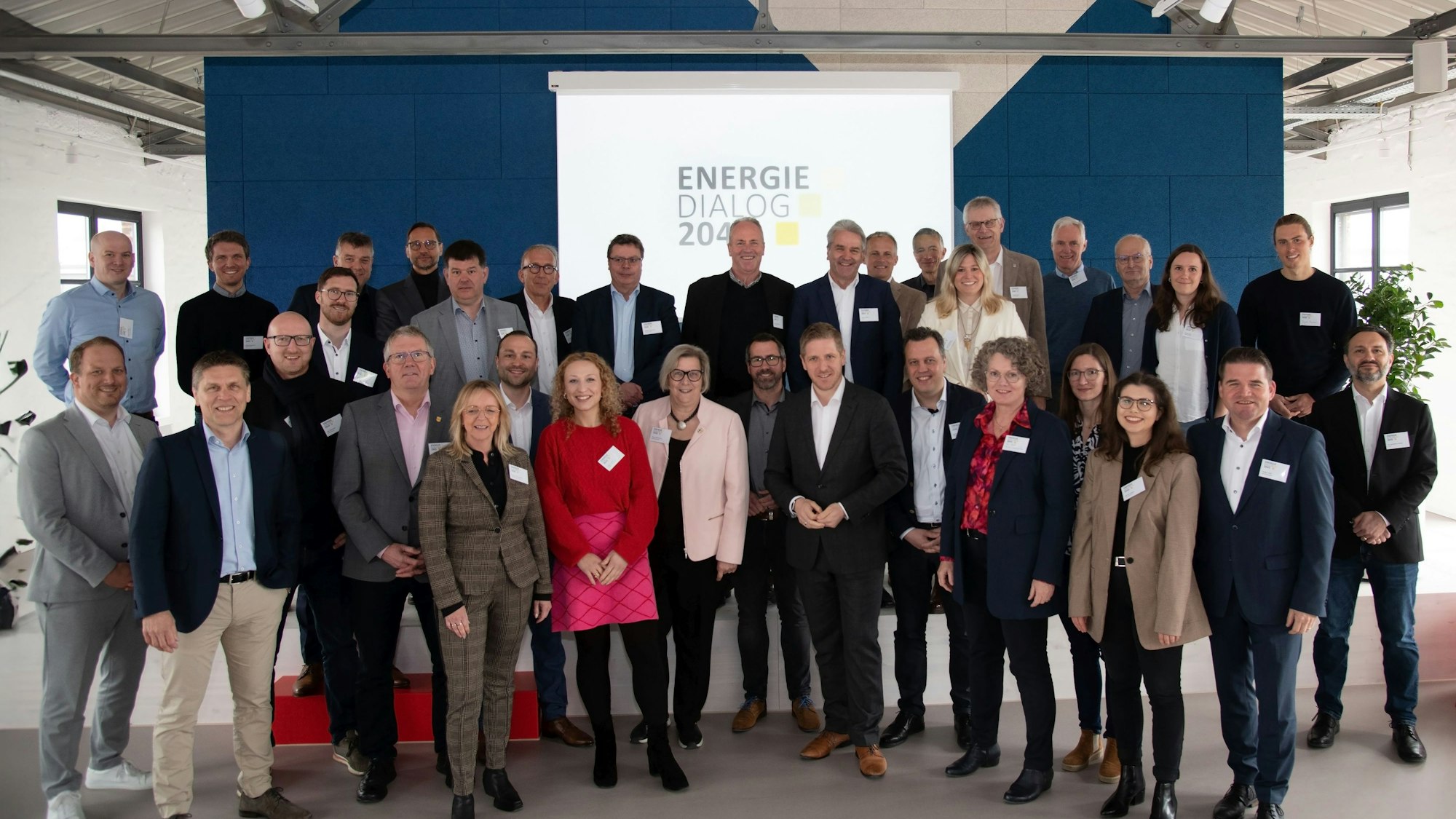 Die Teilnehmer des Energie-Dialogs haben sich zum Foto aufgestellt.