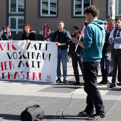 Studierende bei einer Kundgebung. Auf einem Plakat ist zu lesen: „Weg mit Vosgerau! Her mit Fraser!“