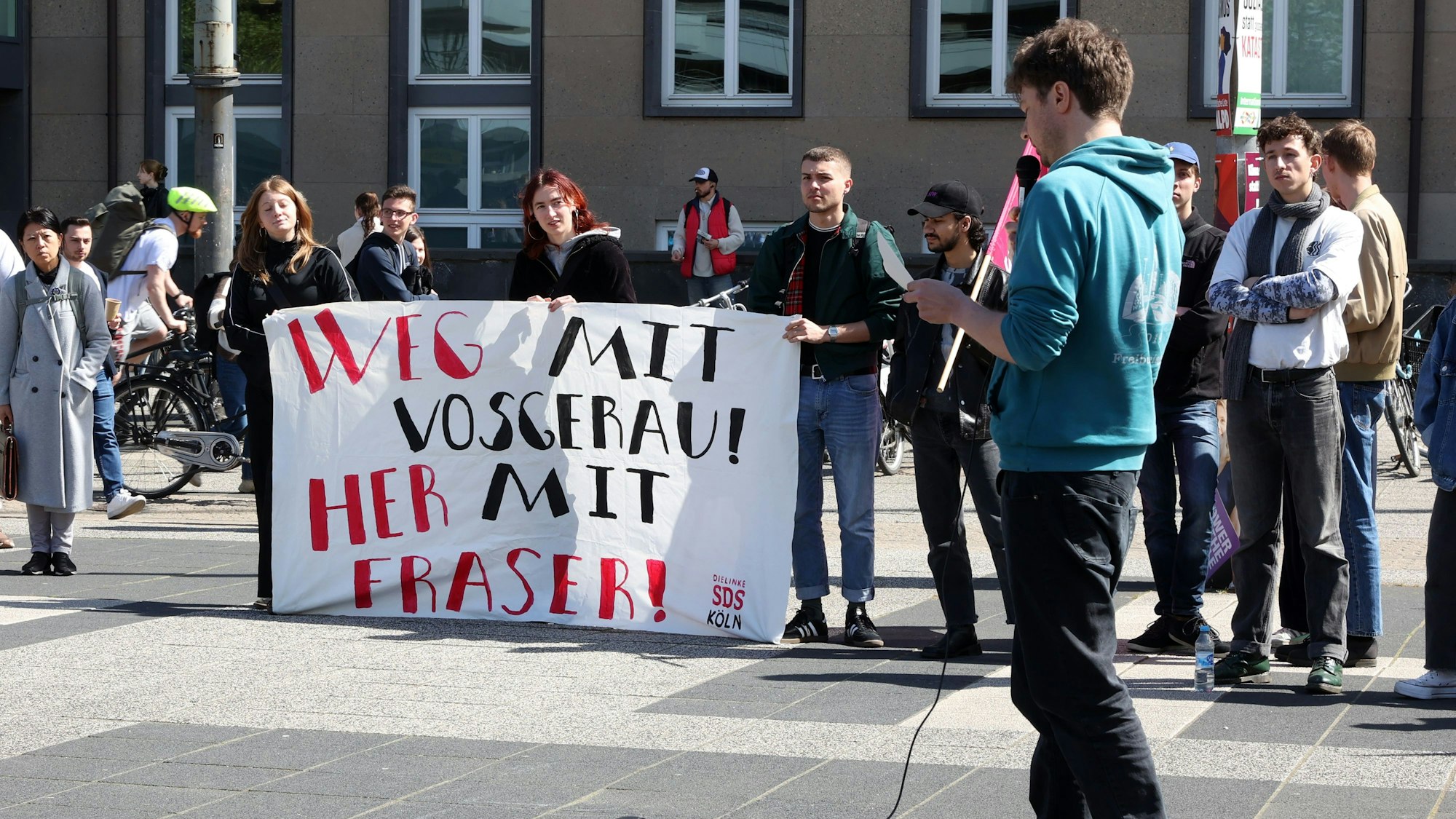 Studierende bei einer Kundgebung. Auf einem Plakat ist zu lesen: „Weg mit Vosgerau! Her mit Fraser!“