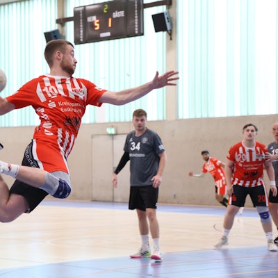 Das Bild zeigt eine starke Toraktion von Euskirchens Felix Berbuir, der hoch in die Luft gesprungen ist.