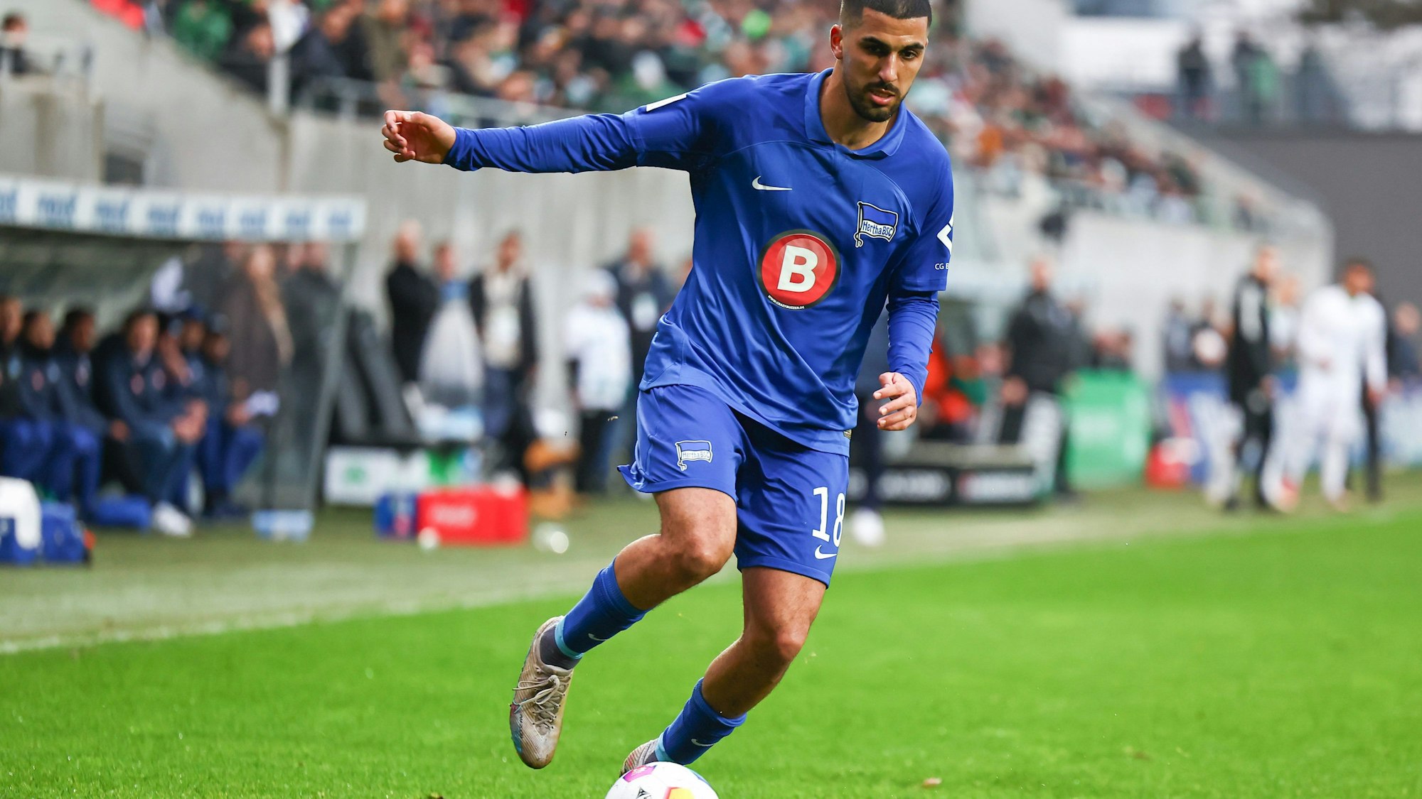 Zu sehen ist Fußball-Profi Aymen Barkok von Hertha BSC, der Fußball spielt.