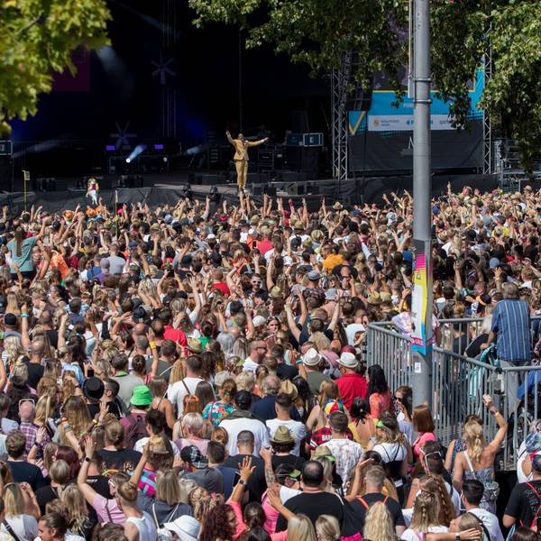Blick in die Menge bei einer Open Air Party am Fühlinger See im Sommer 2022.