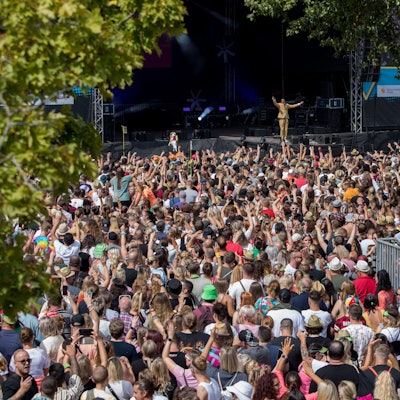 Blick in die Menge bei einer Open Air Party am Fühlinger See im Sommer 2022.