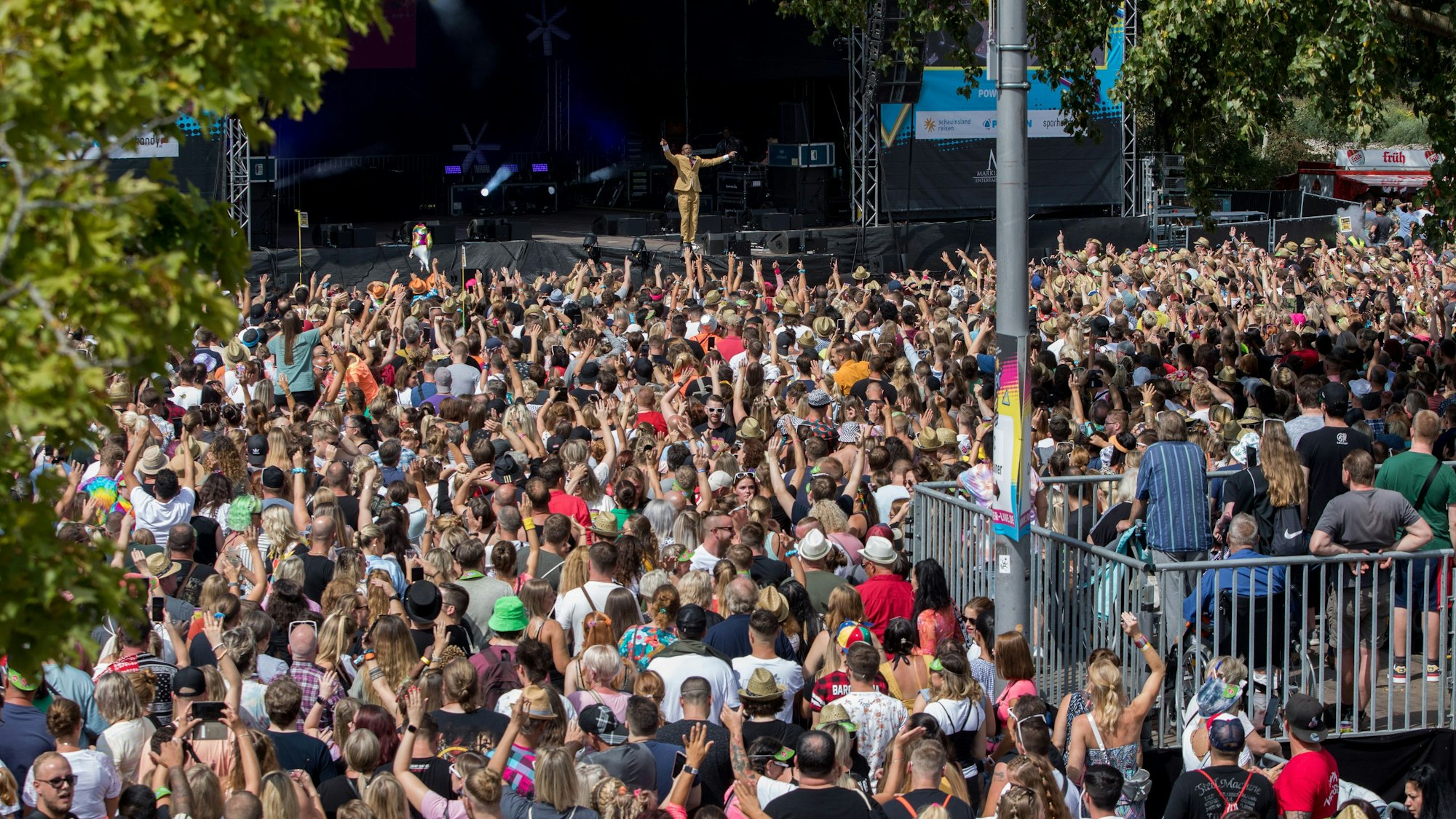 20.08.2022, Köln: Die 90er Live-Open Air Party am Fühlinger See.
Auf der Bühne LayZee fka Mr. President
Foto: Michael Bause