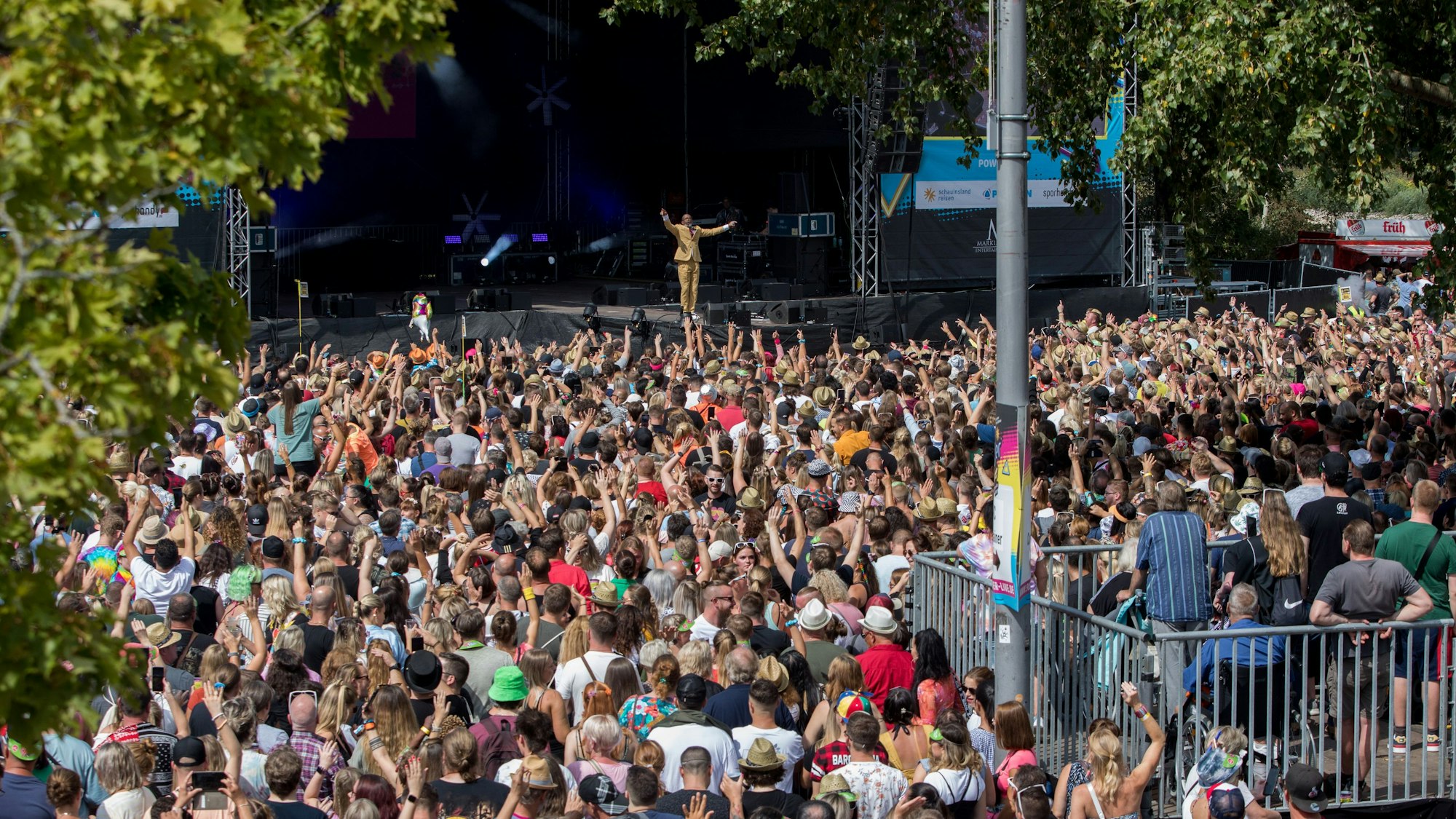 Blick in die Menge bei einer Open Air Party am Fühlinger See im Sommer 2022.